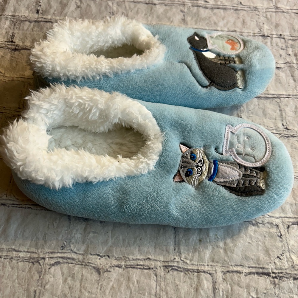 SNOOZIES LT BLUE WITH CAT AND FISH BOWL TOP WOMEN’S FUN COZY SLIPPERS SIZE LARGE
